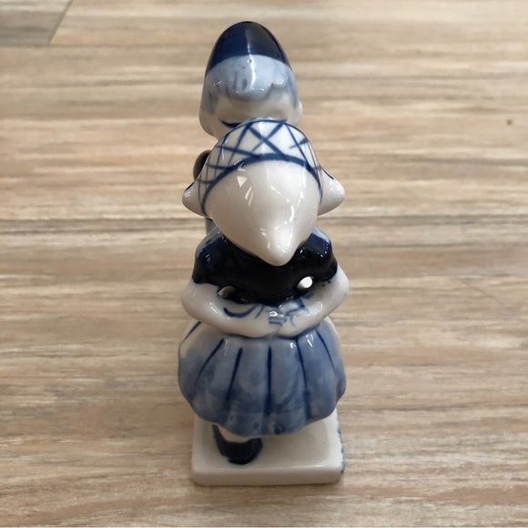 Delfts Blue Kissing Couple Figurine - Picture 7 of 10